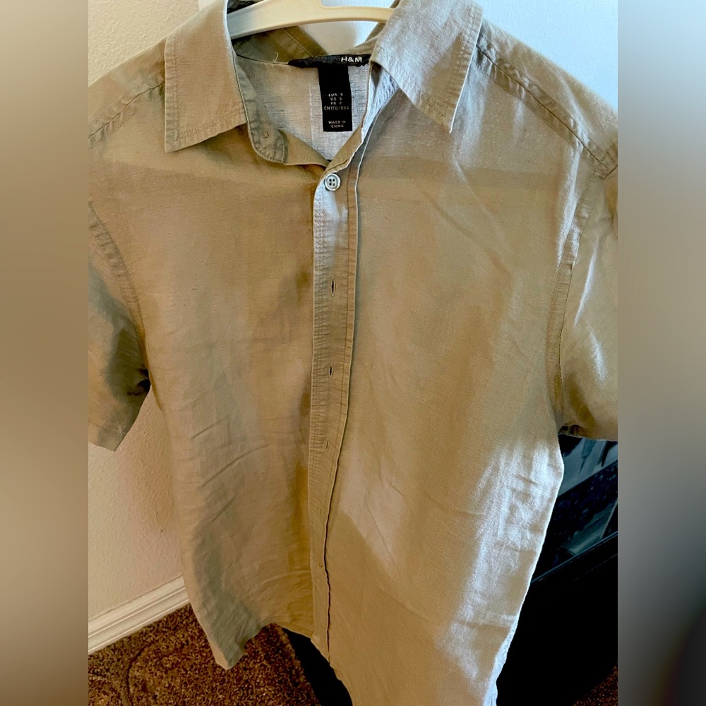 H&M men’s beige or light khaki short sleeve button down. Size Small